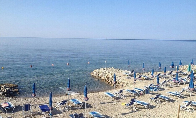 Montecorice House | Casa Panna B: A cheerful apartment that is part of a small villa located right on the beach, with Free WI-FI.