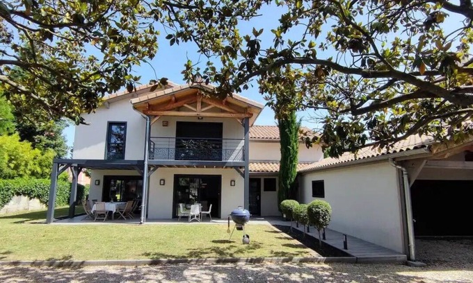 Montelimar Villa | CASA REGAL - Villa with enclosed garden, pétanque court, giant screen and billiards table
