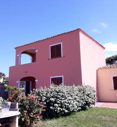 Aglientu House | casa rosa nel residence mirice con piscina ,wifi,climatizzatore - vicino al mare