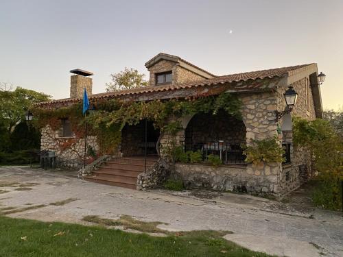 Zorita de los Canes House | Casa Rural con chimenea, piscina y vistas al río