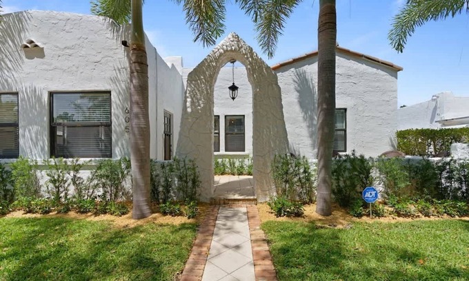 Sunshine Park House | Casa Sunshine - Mediterranean Style Meets Cabana Life