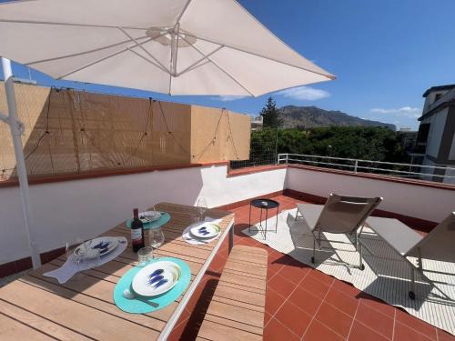 Partanna Apartment | Casa TreMar - Flat with roof top in Mondello
