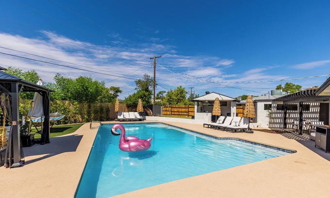 Mesa House | Casa Tropical 11 Beds Huge Pool Near ASU