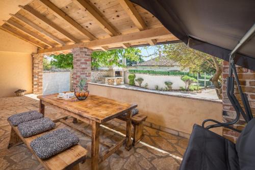 Kosinozici House | Casa Viktoria with private garden and BBQ