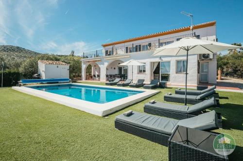 Vinuela Villa | Casa Wood - family holiday villa with pool