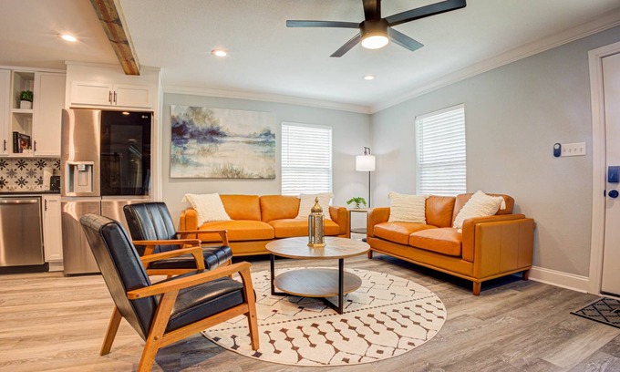 Waco House | Casablanca Waco | 5 Mins to Silos/Baylor Hot Tub Pets OK, Casablanca Waco