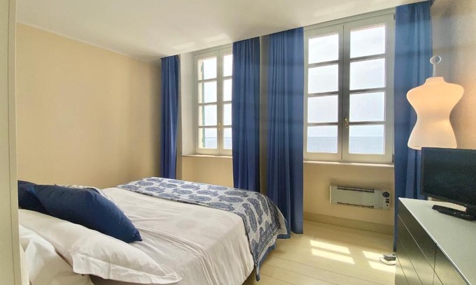 Camogli Apartment | CasaViva - Beachfront Trilo with parking in Camogli