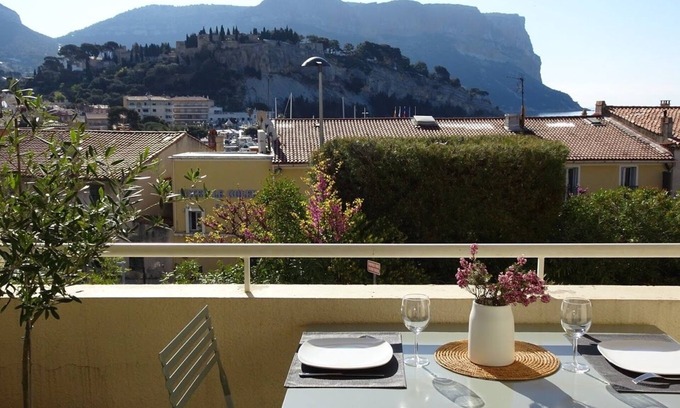 Cassis Apartment | Cassis center apartment la rade, behind the harbor, nice view and parking