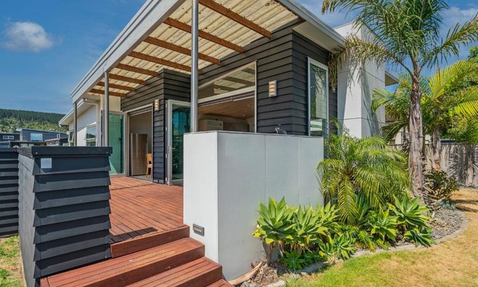 Whangamata House | Castaway Bach - Whangamata Holiday Home