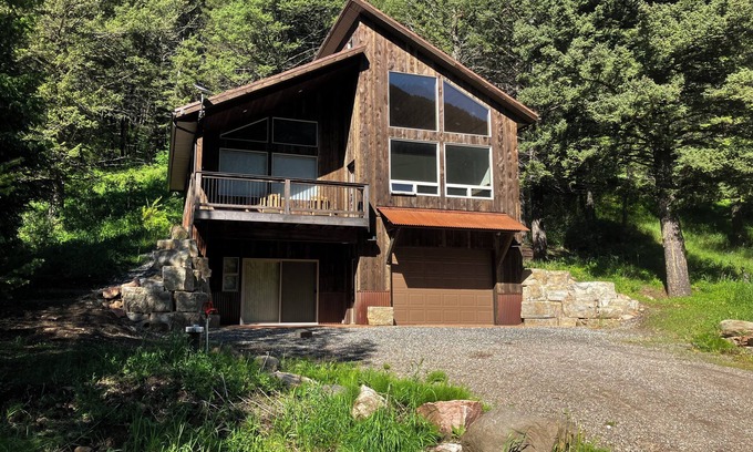 Gallatin Gateway Cabin | Castle Rock Hideaway halfway between Bozeman and Big Sky