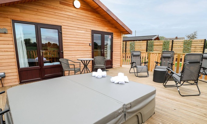 Scropton Cottage | CASTLE VIEW LODGE, family friendly in Hatton, Derbyshire