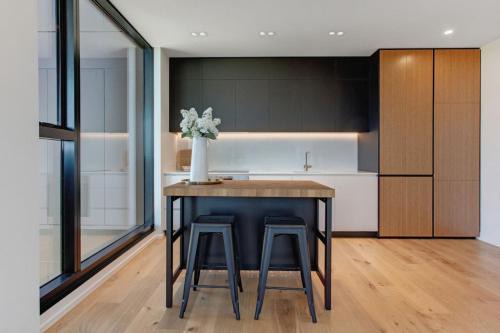 Hobsonville Apartment | Catalina Bay Sweet Escape with Carpark - Air-con