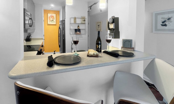 Downtown Wilmington Apartment | Catalina Crib~ Experience Downtown Wilmington Nightlife, Walk to Concerts