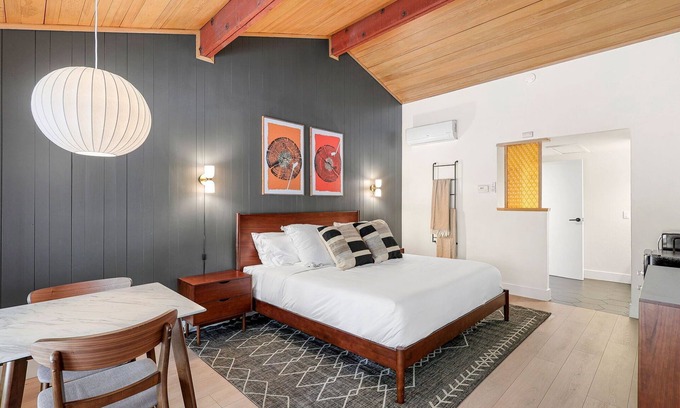 Dunsmuir Hotel | Cave Springs Resort Hotel Room 2 (Visit Mt Shasta)