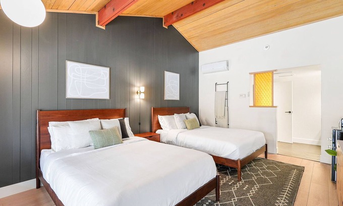 Dunsmuir Hotel | Cave Springs Resort Hotel Room 8 (Visit Mt Shasta)