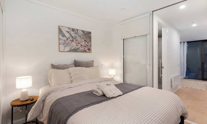 Te Aro Apartment | CBD 1BR - Modern Stay with Pool & Gym in Wellington