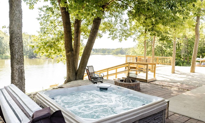 Charles City Cabin | Cedar Bend Cabin with 4 person hot tub!