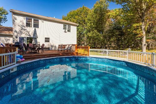 Albrightsville House | Cedar Cove Retreat Pool BBQ Game Room