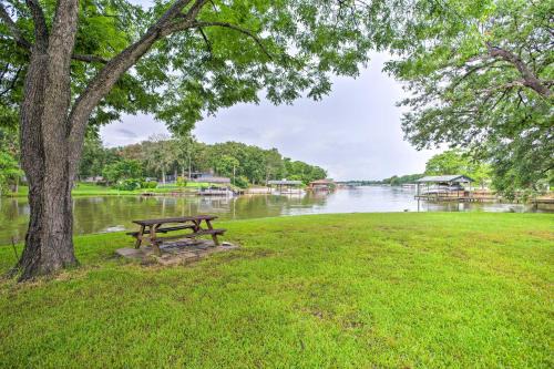 Cedar Creek Reservoir House | Cedar Creek Reservoir Home with Deck and Fire Pit!