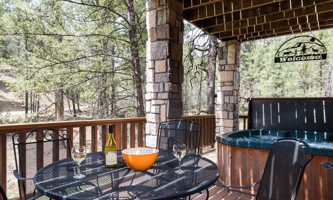 Ruidoso Cabin | Cedar Creek Retreat | Hot Tub + Cozy Fireplace