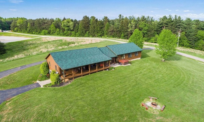 Logan Cabin | Cedar Hill Lodge in the Heart of the Hocking