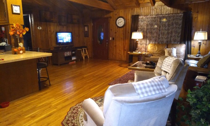 Ponce De Leon Cabin | Cedar Log Cabin home on wooded bluff nestled between Springfield and Branson