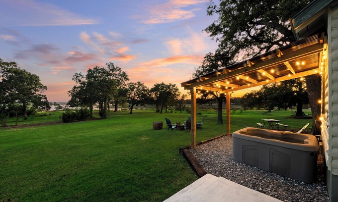 Madill Cabin | Cedar Nest- LAKEFRONT Cabin retreat with a Jacuzzi in Texoma Shores Resort