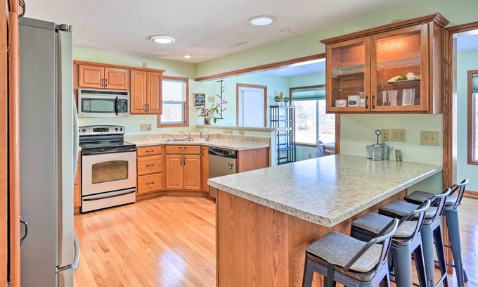 Cedar Rapids - Iowa City House | Cedar Rapids Home ~ 3 Mi to Dtwn!