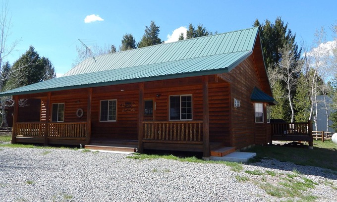 Island Park Cabin | Cedar Rest is a Charming Cabin Just 17 Miles From Gates Of Yellowstone