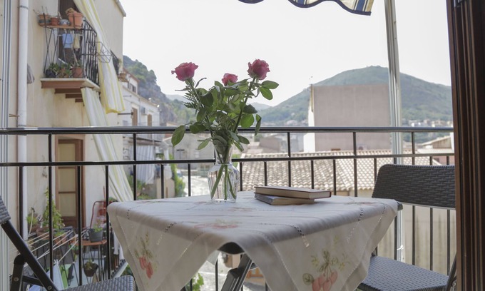 Cefalu Apartment | Cefalù - Old town apartment Casa Fiore second floor