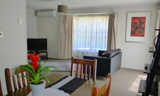 Rotorua House | Central 3 bedroom home, free WIFI + heated swimming pool