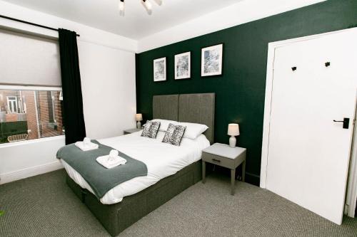 Exeter Apartment | Central Apt Sleeps 6, Parking, Smart TV, Garden, Contact For Discounted Prices