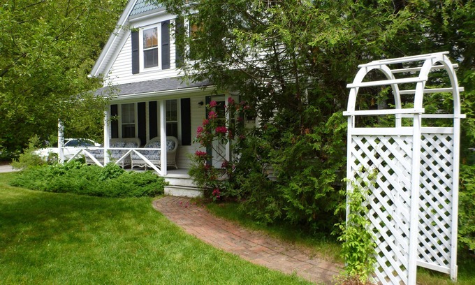 Bar Harbor Cottage | Central Bar Harbor. Family and pet friendly