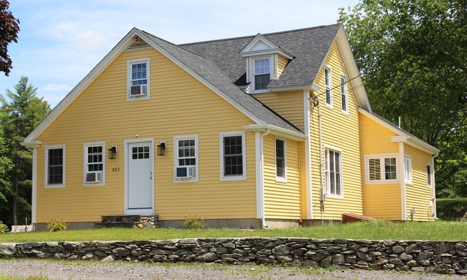 Lakeville House | Central, Charming & Modern Home