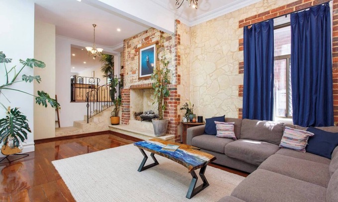 Fremantle House | Central Heritage : Large Family home close to Shops, pet friendly