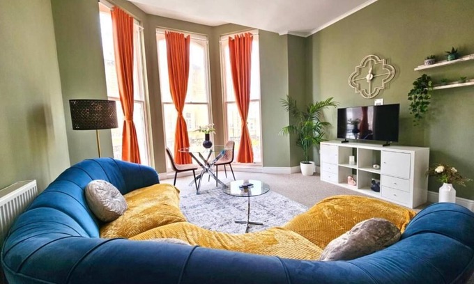 Hove Apartment | Central Hove 3 Bedroom Flat BN310FIR03