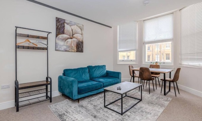Hove Apartment | Central Hove 3 Bedroom Flat BN310FIR04