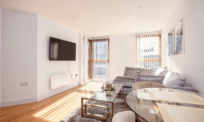 Leeds Apartment | Central Leeds Dock Apt & Free Secure Parking!