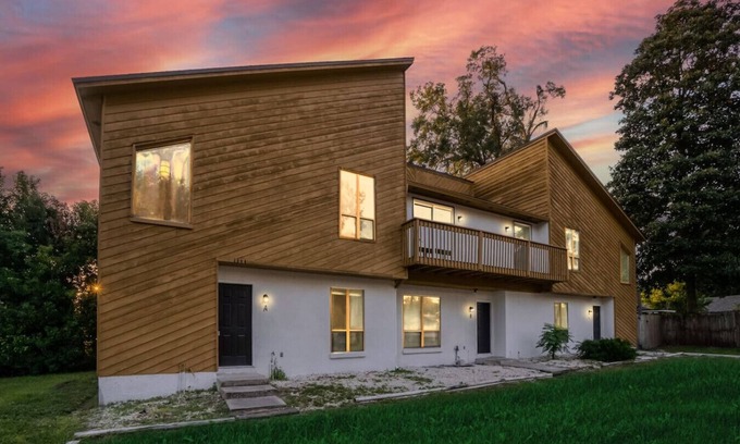 Jacksonville House | Central Location for Dining, Shopping Fun