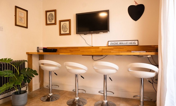 Bath House | Central Location in Bath with Hot Tub & Parking