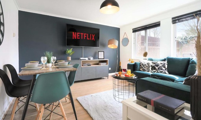 Milton Keynes House | Central MK House with Free Parking, Fast Wifi, and Smart TV with Xbox, Sky TV Packages and Netflix by Yoko Property