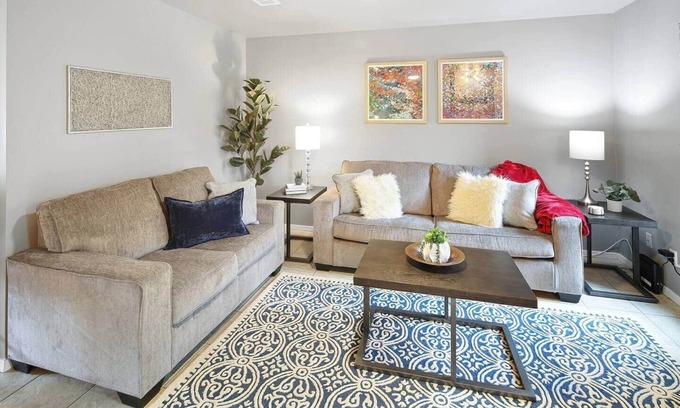 College Station House | Central Modern Condo 2/2.5