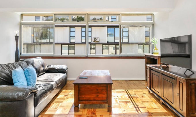 Three Anchor Bay Apartment | Central Stylish Studio in Three Anchor Bay