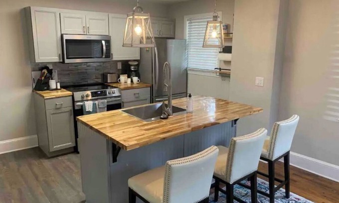 Dilworth House | Centralized Charlotte Townhouse with Table Tennis
