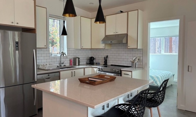 Saanich West Apartment | Centrally Located 2-Bedroom Suite in Strawberry Vale