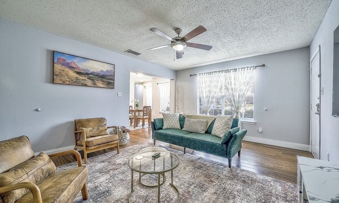 Irving House | Centrally Located DFW Retreat