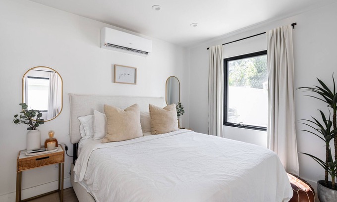 Talmadge House | Centrally Located Guest House with Private Patio