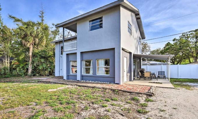 Bellevue Terrace House | Centrally Located Home - 7 Miles to Siesta Key!