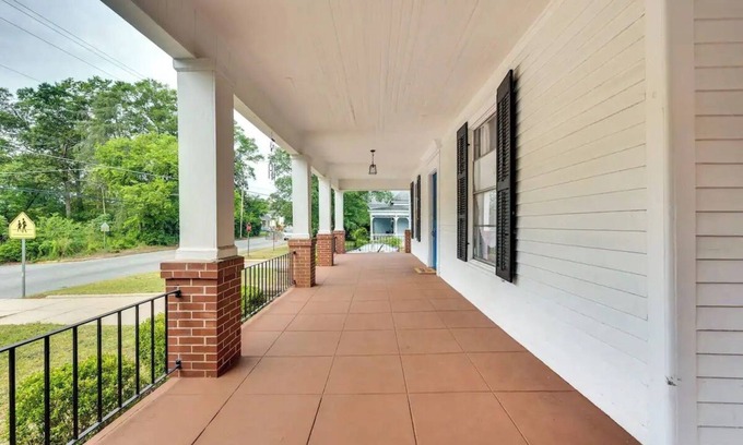 Macon House | Centrally located home in Macon