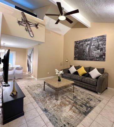 Northeast Houston Apartment | Centrally located Houston Retreat! Sleeps 8, 10 Min to Downtown, Free Parking